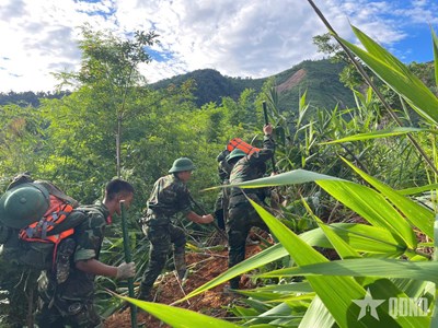 View - 	Bộ đội Trung đoàn 82 băng rừng, lội suối mở đường vào bản giúp dân